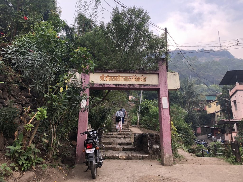 Ajikyatara Fort Satara  - Approach from Maruti Mandir
